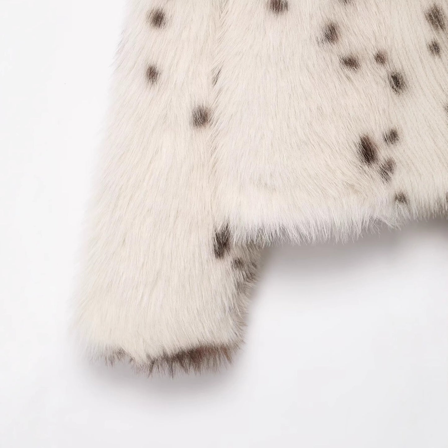 Women's collar long sleeved faux fur effect jacket